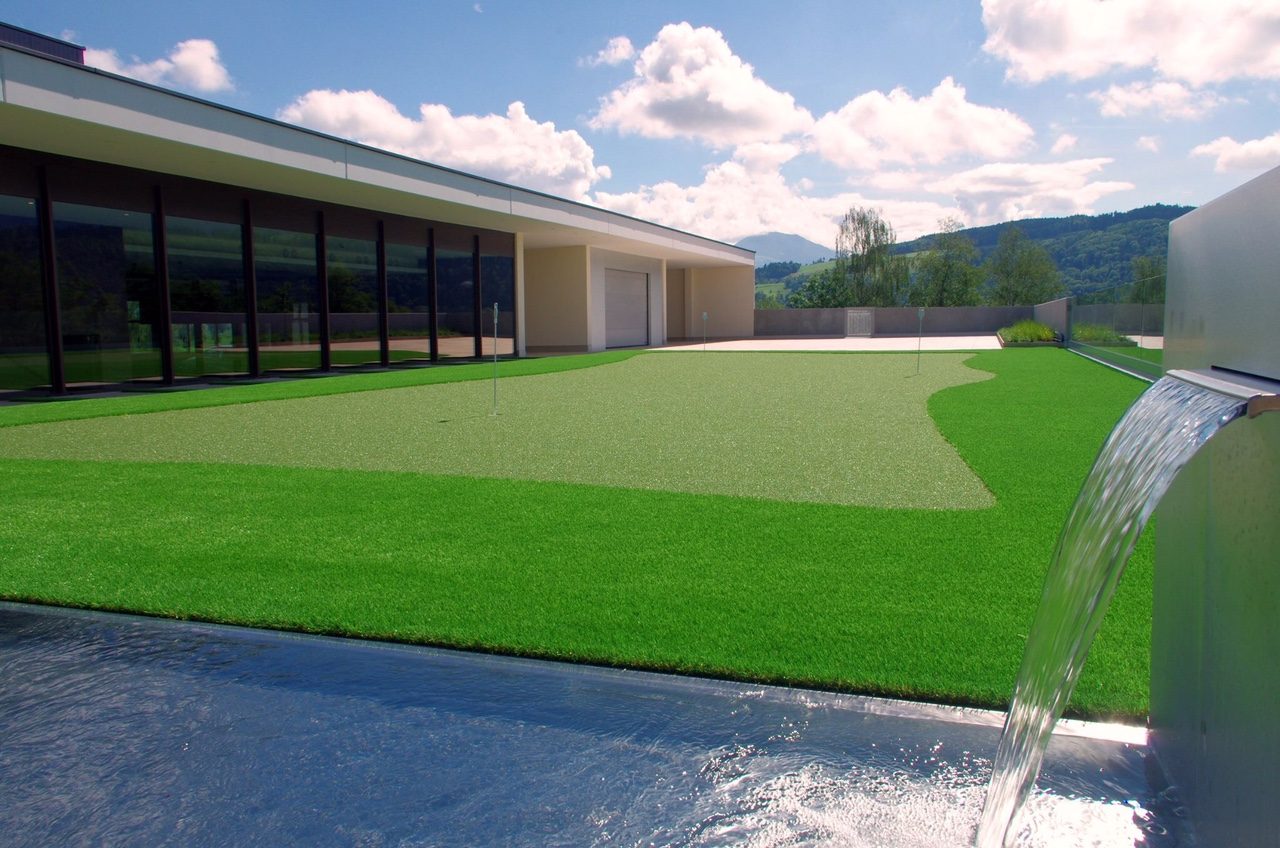Professionel golfgreen installeret i privat have